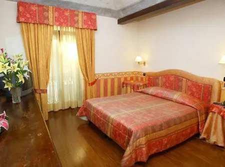 Due Mondi Hotel Turín
